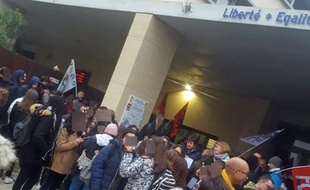 Les élèves n'ont pu accéder aux salles de cours du Lycée Jules Guesde où devaient se dérouler les épreuves