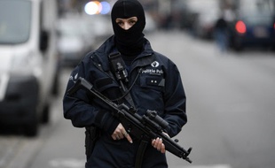 Un membre des forces de police belges à Molenbeek le 16 mars 2016