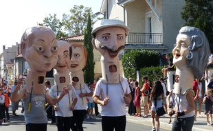 Bron, le 7 septembre 2014. Plus de 500 brondillants ont particpe ce dimanche a la derniere repetition du defile de la biennale de la danse 2014, organise dans le centre de la commune. Mourad Merzouki a signe la choregraphie du groupe de Bron.