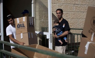 L'évacuation des colons juifs du quartier d'Oulpana, dans la colonie de Beit El en Cisjordanie, s'est poursuivie jeudi et devait s'achever dans la journée à la suite d'une décision de la justice israélienne, a indiqué à l'AFP un responsable du ministère de la Défense.