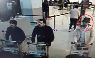 Les suspects de l'attentat à l'aéroport de Bruxelles, le 22 mars 2016. Un avis de recherche a été lancé pour retrouver l'homme de droite.