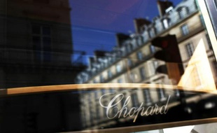 Des immeubles parisiens reflètent sur l'une des vitrines d'une boutique Chopard, Place Vendôme à Paris, le 30 mai 2009