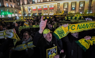 Plus d'un millier de supporters du FC Nantes se sont réunis mardi soir pour rendre hommage à Emiliano Sala, disparu.