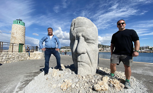 Le plasticien Jason deCaires Taylor (à d.) avec Maurice Merenda, l'un de ses six modèles