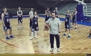 Le staff et les joueuses de Nantes Rezé à la fin du clip.