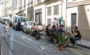 Les terrasses parisiennes reouvrent et occupent les places de parking et de livraisons.