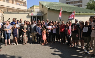 Le rassemblement des parents et du personnel devant la crèche de la Busserine, qui doit fermer à la fin du mois de juillet.
