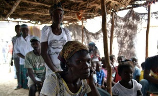 Des haïtiens font la queue pour recevoir des soins médicaux, dans le camp de Parc Cadeau 1, à Anse-à-Pitres, dans le sud-est d'Haïti le 14 octobre 2015