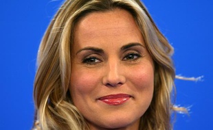 L'animatrice Sophie Favier sur le plateau de l'Euromillion, le 13 février 2004