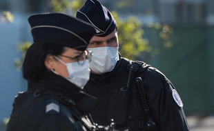 Des policiers portant des masques près de la gare de Nantes
