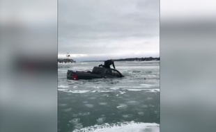 L'homme tente de rentrer dans sa voiture, à Lexington, aux Etats-Unis
