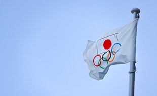 Les anneaux olympiques et le drapeau du Japon, à Tokyo le 15 mars 2021.