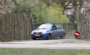 Les gendarmes mènent l'enquête au zoo de Thoiry, le 8 mars 2017.