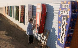 Un artiste mexicain peint des cercueils pour protester contre les patrouilles américaines le long de la frontière de Tijuana, entr ele Mexique et les Etats-Unis.