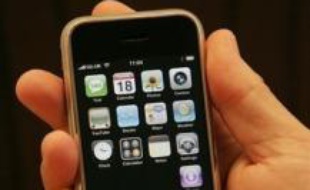 L'iPhone, le téléphone multimédia d'Apple, sera vendu en France par Orange (France Télécom) à partir du 29 novembre au prix de 399 euros, a annoncé mardi l'opérateur dans un communiqué.