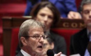 Le ministre des Affaires étrangères Bernard Kouchner a déclaré avoir brièvement évoqué mercredi avec le président Nicolas Sarkozy le livre écrit contre lui par Pierre Péan, et a indiqué qu'il pensait porter plainte.