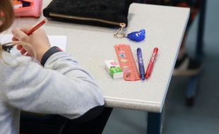 Dans une école (illustration)