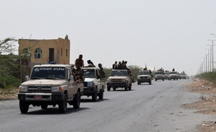 Des combattants progouvernementaux traversent la ville de Hodeida, au Yémen