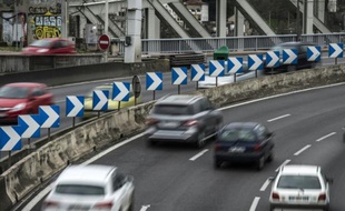 Des voitures sur l'autoroute A7 à Lyon, le 4 avril 2015