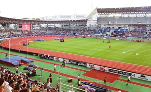 Au meeting d'athlétisme de Paris, au stade Charléty, pour tenter d'échapper à la folie du Mondial.