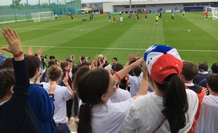 Des élèves d'écoles russes de Moscou se sont rendus à l'entraînement des Bleus à Istra, le 12 juin 2018.