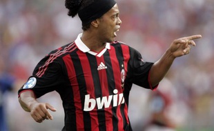 Le joueur du Milan AC Ronaldinho contre l'Inter de Milan à Foxborough (Massachusetts), le 26 juillet 2009.