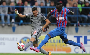 Le défenseur Yrondu Musavu-King (à droite), sous les couleurs de Caen), à la lutte avec le Marseillais Florian Thauvin, lors d'un match de Ligue 1 le 4 octobre 2014 à Caen.