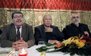 Le recteur de la Grande Mosquée de Paris, Dalil Boubakeur, a mis en garde jeudi contre toute "affirmation hasardeuse concernant les auteurs" de l'incendie criminel des locaux de l'hebdomadaire satirique Charlie Hebdo la veille.