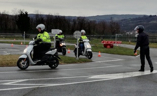 Le 31 janvier 2019. Chez Percigones à Ternay, des motards de la police nationale forment des adolescents à la conduite de deux-roues motorisées.