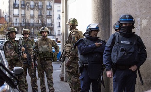 Forces de police à Saint-Denis le 18 novembre 2015