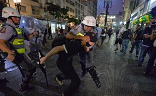 Une nouvelle manifestation contre le Mondial a dégénéré en violences, saccages et 230 interpellations samedi soir à Sao Paulo, la mégapole brésilienne où se jouera le match d'ouverture de la Coupe du Monde le 12 juin.
