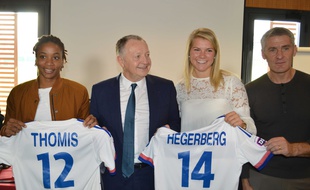 Elodie Thomis et Ada Hegerberg ont prolongé leur contrat mardi, aux côtés de Jean-Michel Aulas et Gérard Prêcheur.