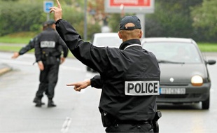 En général, les policiers effectuent leurs contrôles sur les aires d'autoroute et pas sur la bande d'arrêt d'urgence.