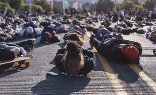 Des manifestants allongés au sol à Portland en hommage à George Floyd, le 2 juin 2020.