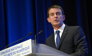 Le Premier ministre Manuel Valls donne une conférence de presse sur la stratégie de la France pour améliorer sur la sécurité numérique