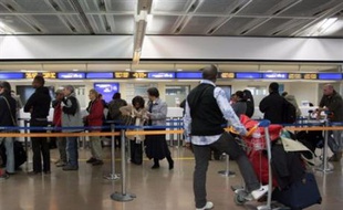 Bruxelles a écarté l'idée très controversée d'installer des scanners corporels dans tous les aéroports de l'UE, mais maintient les règles en vigueur sur les liquides autorisés dans les sacs pris en cabine, a indiqué jeudi un porte-parole de la Commission européenne.