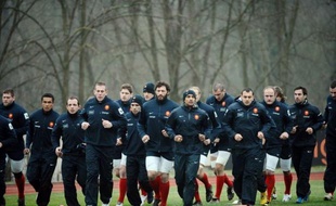 Les joueurs du XV de France sont restés au Centre national (CNR) de Marcoussis (Essonne) pour l'entraînement du capitaine initialement programmé au Stade de France vendredi et ont pris leurs quartiers à Roissy avant d'affronter l'Italie samedi dans le Tournoi des six nations.