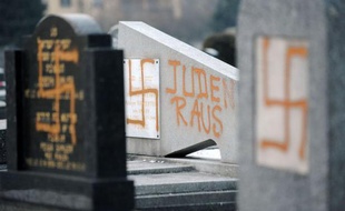 Trois jeunes appartenant à la mouvance skinhead ont été condamnés mercredi à Strasbourg à des peines de 12 à 18 mois de prison ferme pour avoir profané en 2010 trois cimetières juif et musulmans, lors d'un procès houleux où les familles des victimes ont laissé éclater leur colère.