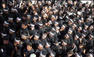 Le gouvernement palestinien du Hamas a de nouveau reporté samedi le paiement annoncé des 160.000 fonctionnaires privés de salaire depuis trois mois, ce qui a provoqué la multiplication des manifestations de mécontentement.