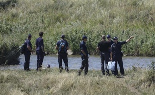 Des experts néerlandais sur le site du crash du vol MH17 dans le village de Grabové, à l'est de Donetsk, le 2 août 2014