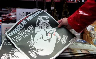 Le numéro anniversaire de Charlie Hebdo en kiosque le 6 janvier 2016 à Paris