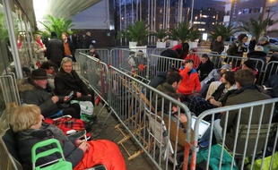 Une cinquantaine de personnes sont arrivées devant la Cité des congrès