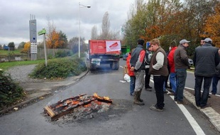 Des producteurs de viande bovine bloquaient lundi des abattoirs du groupe Bigard, numéro un du secteur en France, pour réclamer une revalorisation des prix, contraignant le ministre de l'Agriculture Bruno Le Maire à annoncer pour le lendemain une réunion de la filière.