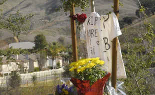 Un petit mémorial dédié aux victimes du crash de l'hélicoptère, transportant Kobe Bryant, sa fille Gianna, l'entraîneur de baseball John Altobelli, sa femme Keri et leur fille Alyssa ainsi que quatre autres personnes, survenu dimanche près de Los Angeles.