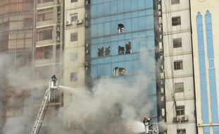 Un immeuble a pris feu le 28 mars 2019 à Dacca au Bangladesh.
