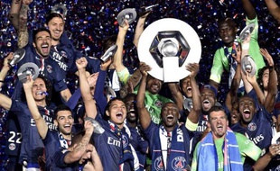 L'équipe du PSG sacrée championne de France reçoit son trophée à l'issue du match contre Reims, le 23 mai 2015, au Parc des Princes