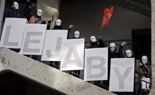 Les salariés du fabricant de lingerie Lejaby, dont la dernière usine en France va être fermée, verront 98% de leur rémunération maintenus pendant un an, a annoncé jeudi matin sur FranceInfo le ministre du Travail, Xavier Bertrand.
