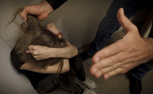Illustration d'une femme battue et de violences conjugales.
