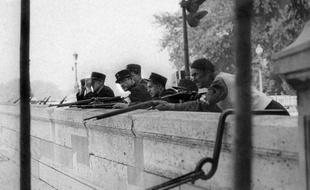 Policiers et FFI surveillent les quais de la Seine, près de la préfecture lors de la libération de Paris août 14944