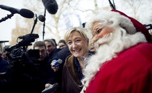 Marine Le Pen, la candidate FN à l'Elysée, a renouvelé mardi ses attaques contre Eva Joly (EELV), estimant que chaque fois qu'elle parle, "ça devient un gag", et l'accusant d'avancer des propositions "très souvent francophobes".